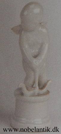Amorine med anker. - H. 13.0 cm. - 850.-