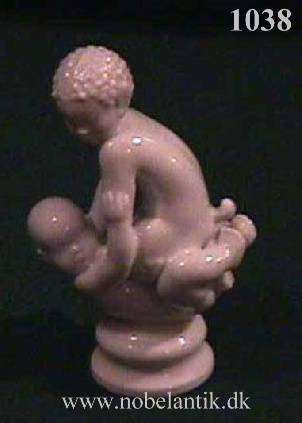 Faun siddende p� baby (Hvid), -  H. 13.0 cm. - 1250.-
