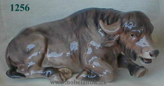 B�ffel. -  L. 28.5 cm. - 6400.-
