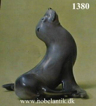 Dahl Jensen s�l�ve nr 1380 H. 18.5 cm Dkr 2700.-.